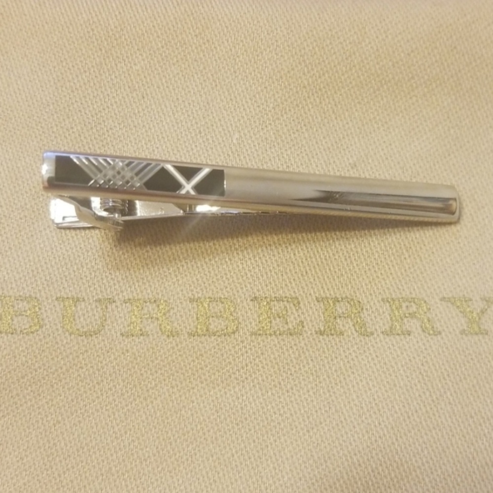 Burberry tie clip